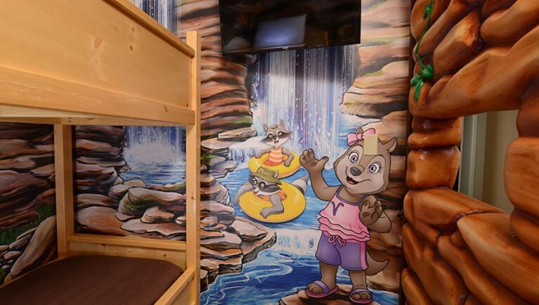 The bunk beds in the accessible Wolf Pup Den Suite 